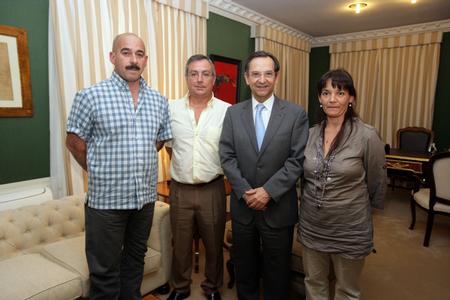 Los responsables del Proyecto con el Presidente del Parlamento, Antonio Castro.