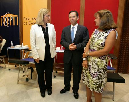 El presidente del Parlamento, la consejera de Sanidad y la presidenta del ICHH.