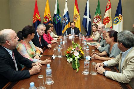 Los senadores con el presidente del Parlamento, Antonio Castro.