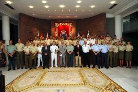 Los militares con los tres portavoces parlamentarios. Los militares con los tres portavoces parlamentarios.