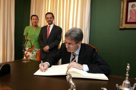 El comisario europeo de Multilingüismo firmando en el Libro de Honor del Parlamento.