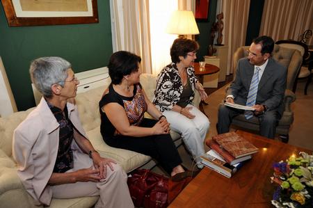 Un momento de la visita en el despacho del presidente del Parlamento. Un momento de la visita en el despacho del presidente del Parlamento.