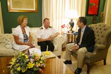 El presidente del Parlamento con el capitán de la fragata y la cónsul.