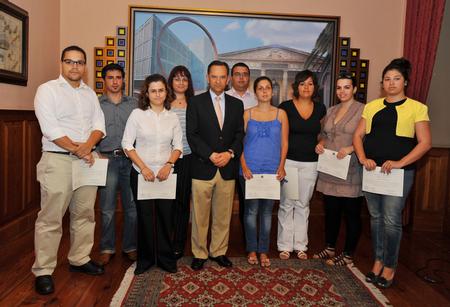 El presidente del Parlamento con los estudiantes en prácticas.