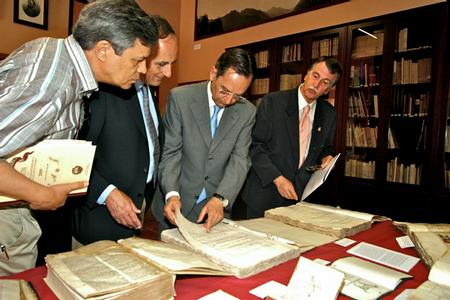 El presidente del Parlamento en la Biblioteca de la Sociedad. El presidente del Parlamento en la Biblioteca de la Sociedad.
