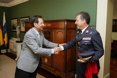 Antonio Castro saluda en su despacho a Eugenio Ferrer.