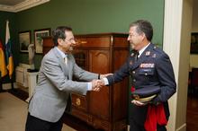 Antonio Castro saluda en su despacho a Eugenio Ferrer.