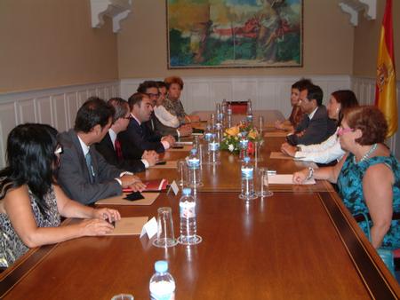 El Presidente del Parlamento, Antonio Castro, y representantes de los tres Grupos Parlamentarios presentes en la Cámara, Gloria Gutiérrez (G.P. Socialista Canario), Marisa Zamora (G.P. Coalición Canaria - CC) y Cristina Tavío (G.P. Popular), se reunieron hoy en la sede legislativa con el presidente de la Federación Nacional de Autónomos, Lorenzo Amor. Asistió al encuentro el dirigente de esta organización en Canarias (ATA), Juan Carlos Arricivita, y los representantes de cada isla.