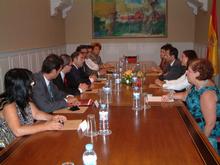 El Presidente del Parlamento, Antonio Castro, y representantes de los tres Grupos Parlamentarios presentes en la Cámara, Gloria Gutiérrez (G.P. Socialista Canario), Marisa Zamora (G.P. Coalición Canaria - CC) y Cristina Tavío (G.P. Popular), se reunieron hoy en la sede legislativa con el presidente de la Federación Nacional de Autónomos, Lorenzo Amor. Asistió al encuentro el dirigente de esta organización en Canarias (ATA), Juan Carlos Arricivita, y los representantes de cada isla.