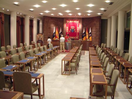 EL SALÓN DE ACTOS del Parlamento pasó a ser, desde hoy 23 de septiembre de 2009, el salón de plenos de la Cámara. La acción está justificada y tiene carácter provisional mientras duren los trabajos de remodelación y mejora del salón principal.