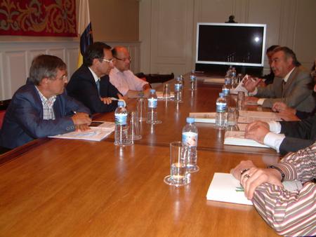 Reunión del Presidente y portavoces de los Grupos Parlamentarios con los representantes de la Unión Empresarial de Gran Canaria, siglo XXI (UNEC-XXI)