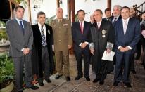 Los presidente del Parlamento y del Consejo Consultivo con diversas autoridades.