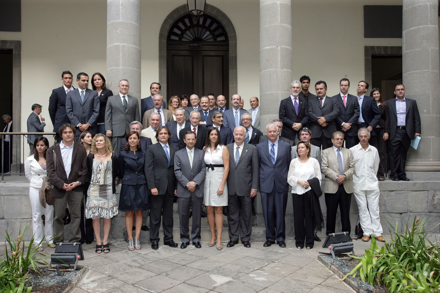 Foto de familia de los asistentes a la reunión para celebrar una exposición internacional en Canarias.