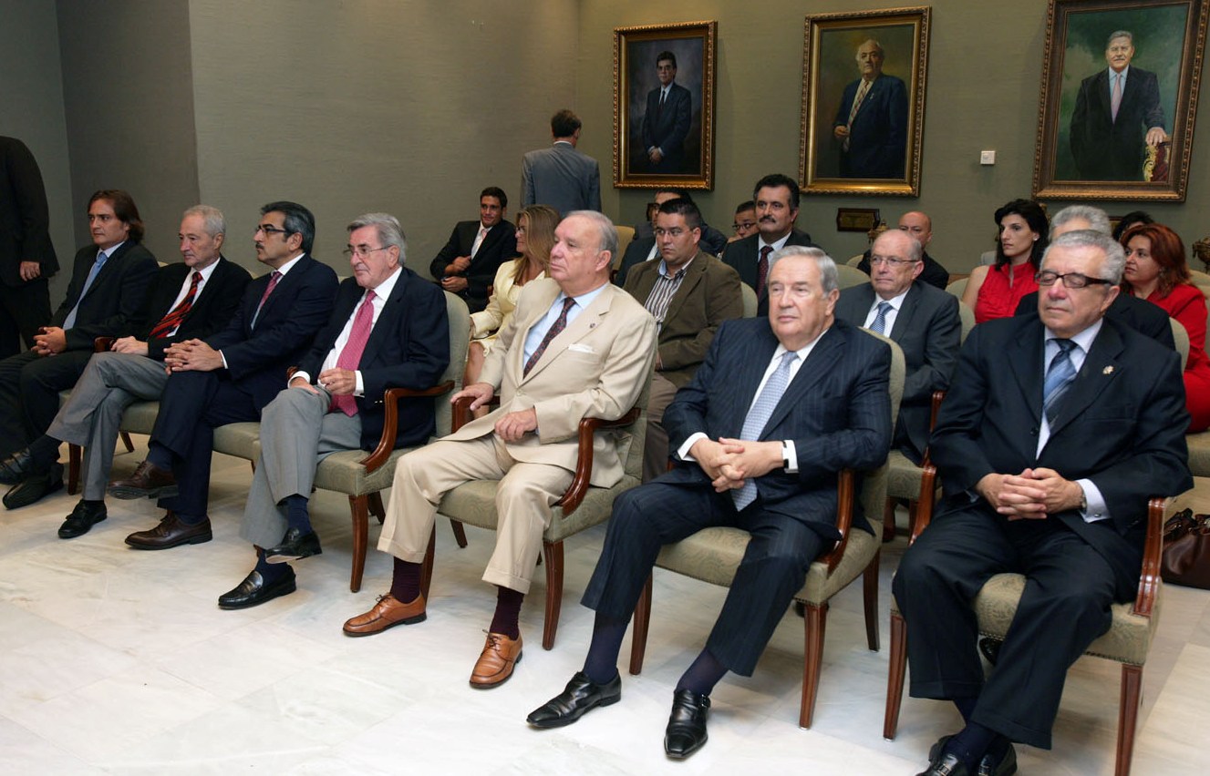 Todos los presidentes del Gobierno de Canarias durante la lectura de la Declaración Institucional en el Pleno.