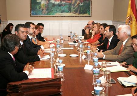 La Mesa, la Junta de Portavoces y la FECAM en la Sala de Constitución de 1812.