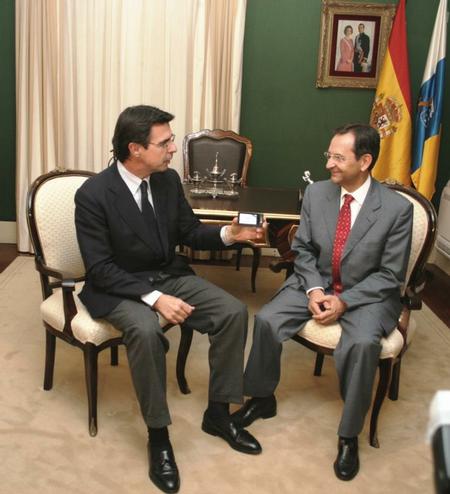 El presidente del parlamento recibe el MP4 con el P.L. de Presupuestos.