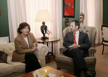 Fotografía La Decana del Cuerpo Consular en el Parlamento 