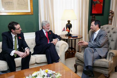 El presidente del Parlamento con el embajador y el cónsul  británicos.