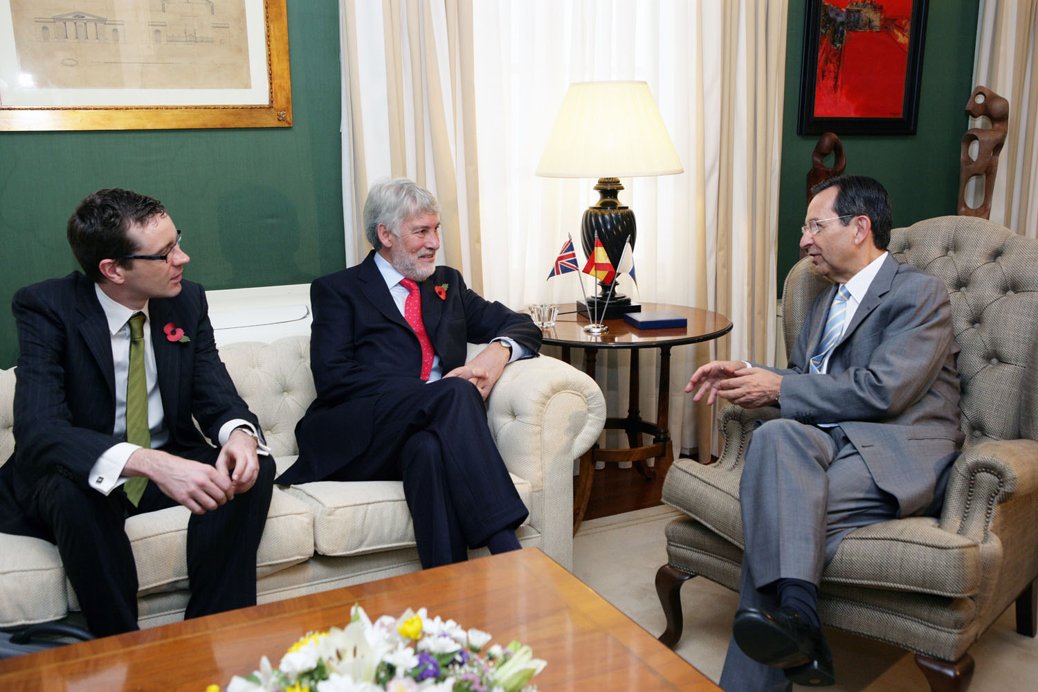 El presidente del Parlamento con el embajador y el cónsul  británicos.