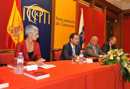 Antonio Castro junto a la autora del libro, Ana Viña, el presidente de la Real Sociedad, Francisco Marín, y al exdiputado, Tomás Van de Walle.
