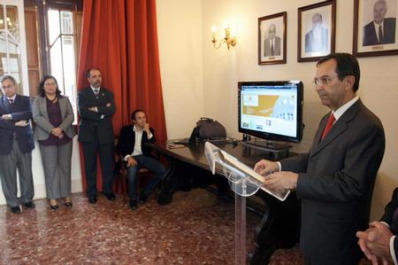 El presidente del Parlamento en la inaguración de la remodelación de la sede del Diputado del Común.