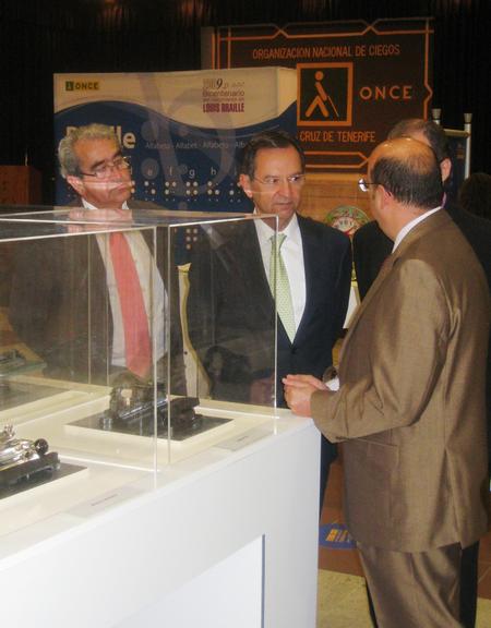 El presidente del Parlamento visita la exposición de la ONCE tras inaugurarla.