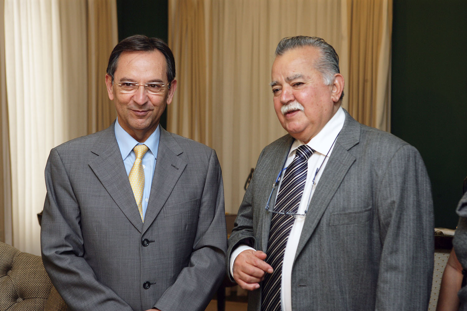 El presidente del Parlamento, Antonio Castro, con el cónsul venezolano, David Nieves.