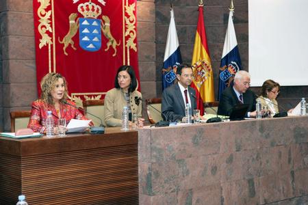 La Mesa del Parlamento durante la sesión plenaria. La Mesa del Parlamento durante la sesión plenaria.