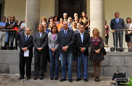 Guardando un minuto de silencio en el Parlamento de Canarias por la niña fallecida en Tenerife.