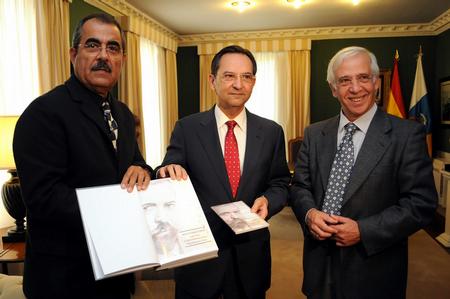 Antonio Castro, Miguel Cabrera y Felipe Bermúdez durante la entrega del original del libro.