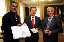 Antonio Castro, Miguel Cabrera y Felipe Bermúdez durante la entrega del original del libro.
