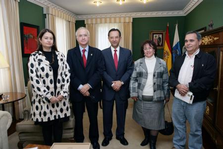 Los representantes del Consejo Escolar de Canarias con el presidente del Parlamento, Antonio Castro.