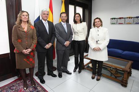La Mesa del Parlamento con el presidente del Cabildo de Gran Canaria, José Miguel Pérez. La Mesa del Parlamento con el presidente del Cabildo de Gran Canaria, José Miguel Pérez.