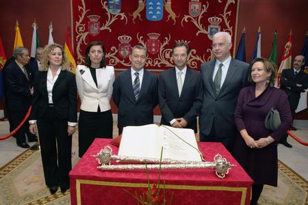 Los presidente del Gobierno y del Parlamento con los miembros de la Mesa de la Cámara durante el acto institucional por el aniversario de la Carta Magna.