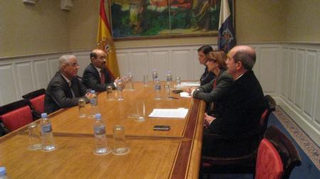 Los representantes de los grupos parlamentarios reunidos con el ministro saharaui.