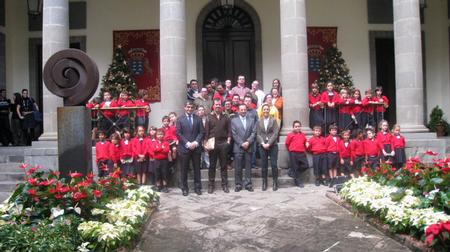 Los jóvenes de Trisómicos 21 y los niños del Colegio Hispano Inglés junto a Antonio Castro, Cristina Tavío, Fernando Benítez y Javier Álvarez.