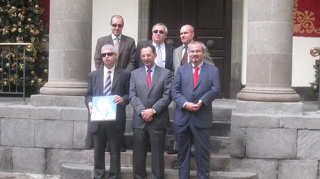 Los directivos de la ONCE con el presidente del Parlamento, Antonio Castro.