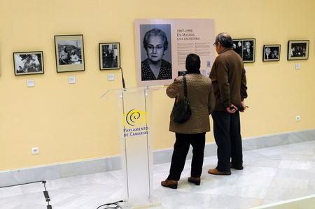 El Parlamento de Canarias, acoge una exposición sobre la vida y obra de la escritora canaria, María Rosa Alonso.