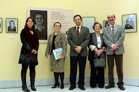 El Parlamento de Canarias, acoge una exposición sobre la vida y obra de la escritora canaria, María Rosa Alonso.