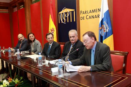 El Parlamento de Canarias acogió el acto de presentación, del libro “Conversaciones en la Preautonomía de Canarias”, del autor Arturo Trujillo Martín.