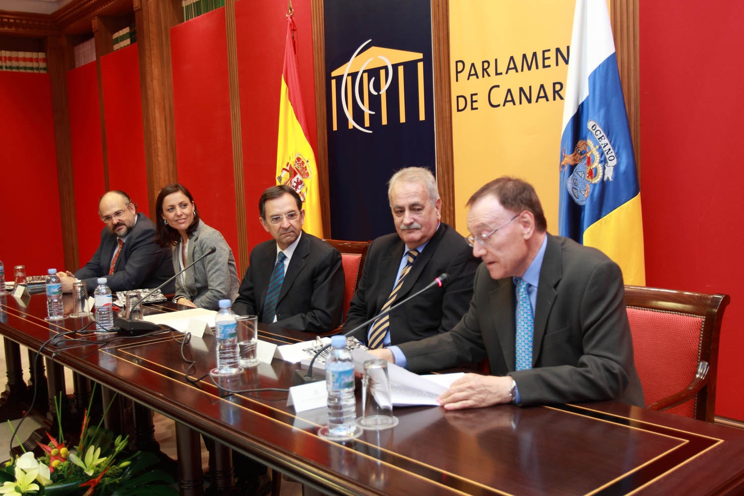 El Parlamento de Canarias acogió el acto de presentación, del libro
