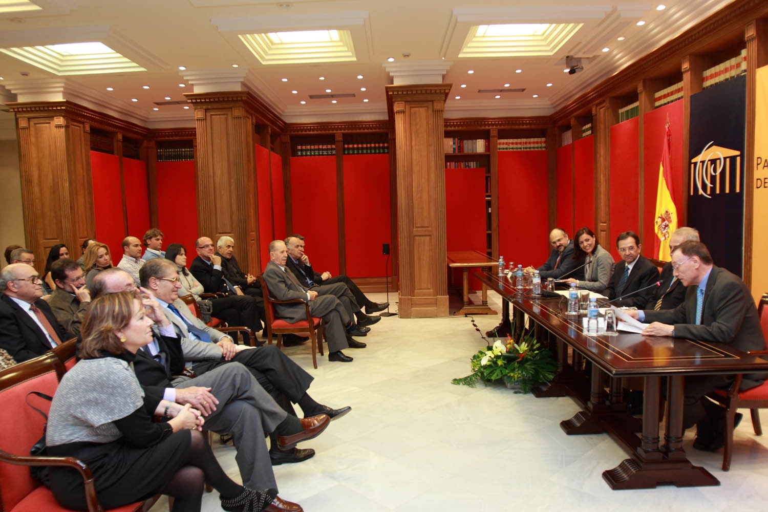 El Parlamento de Canarias acogió el acto de presentación, del libro