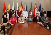 Un grupo de becarios completan su formación el Parlamento de Canarias