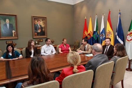 Un grupo de becarios completan su formación el Parlamento de Canarias