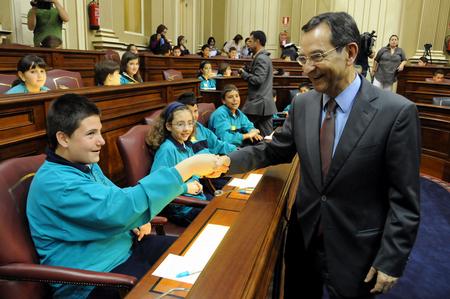 Presidente saludando a uno de los niños