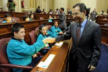 Presidente saludando a uno de los niños