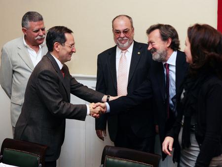 El Presidente saluda a uno de los representantes de los colegios