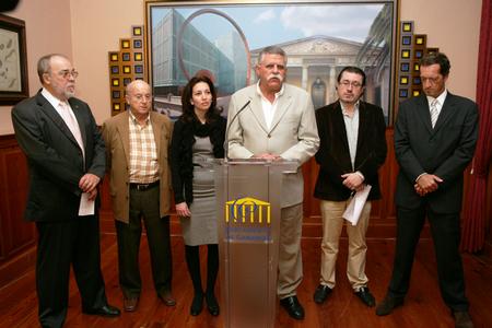 Miembros del Colegio dando unas breves declaraciones