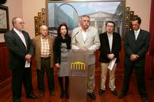 Miembros del Colegio dando unas breves declaraciones