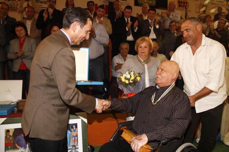 Presidente hace entrega de una placa al homenajeado